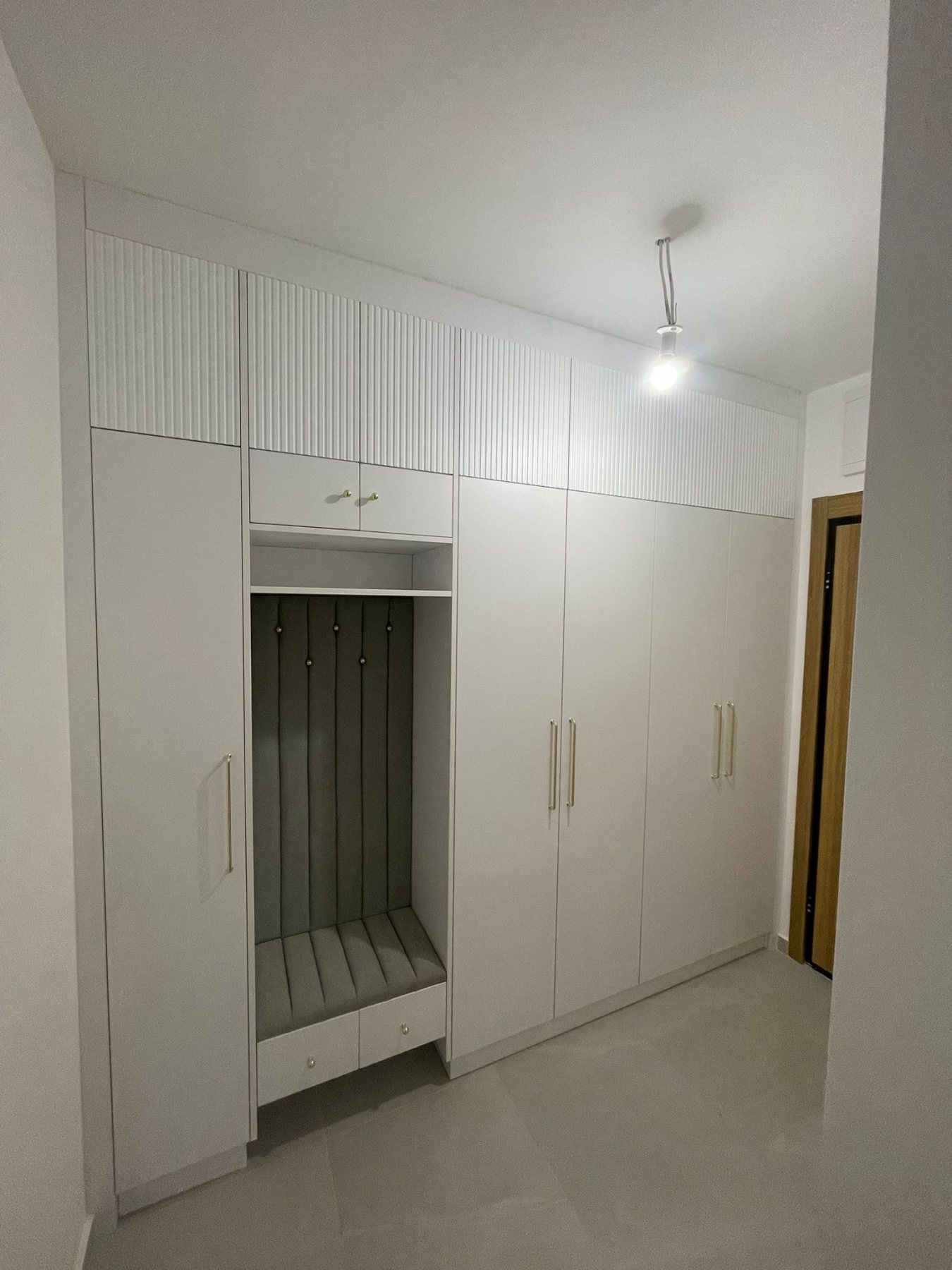 Garderober sa tapaciranom klupom