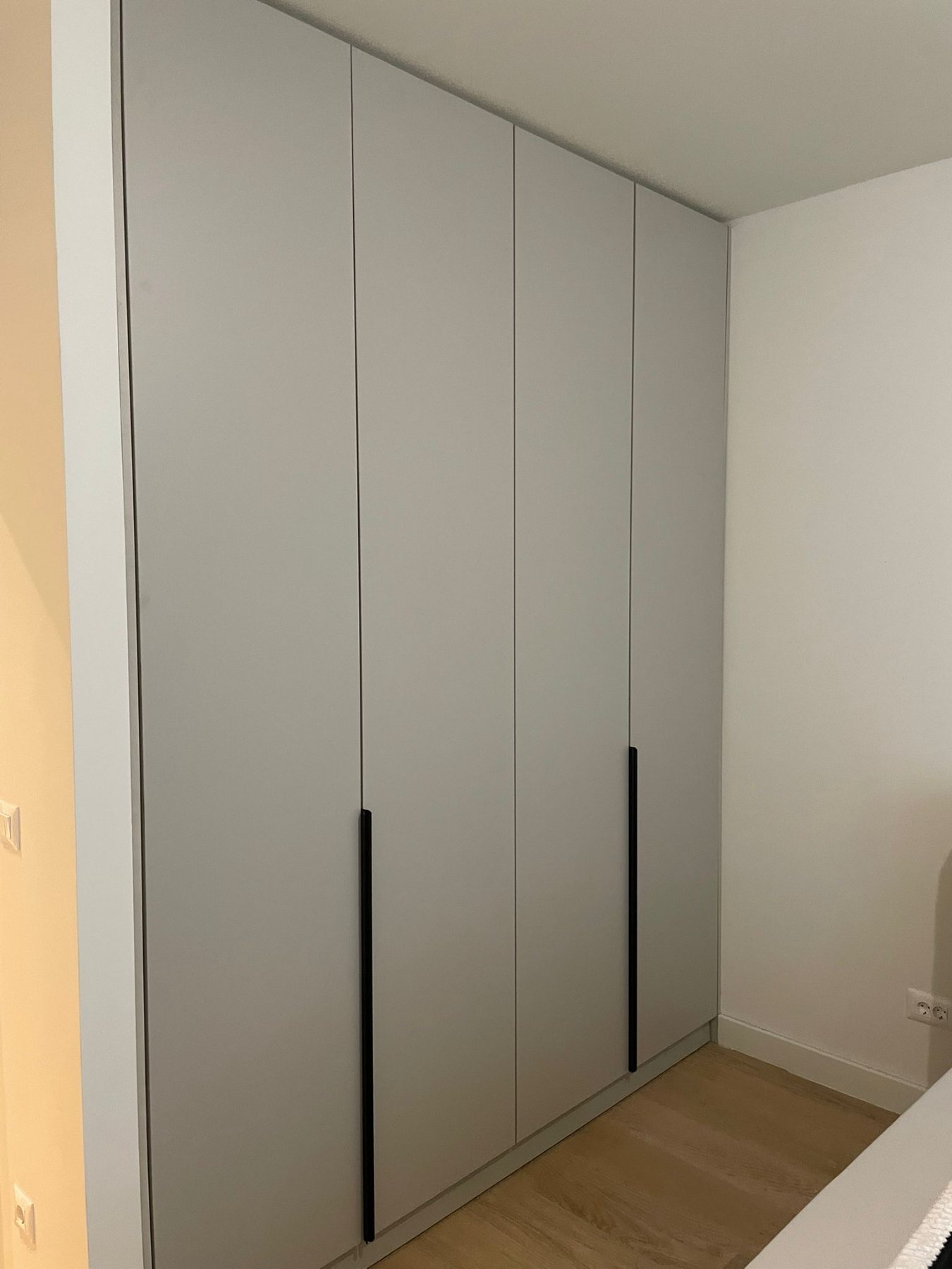 Plakar do plafona sa crnim ručkama